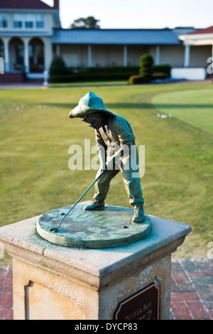 Die "Putter Boy" Sonnenuhr Skulptur im Pinehurst Resort and Country Club in Pinehurst, North Carolina Stockfoto