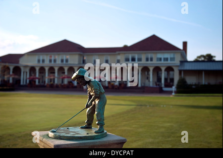 Die "Putter Boy" Sonnenuhr Skulptur im Pinehurst Resort and Country Club in Pinehurst, North Carolina Stockfoto