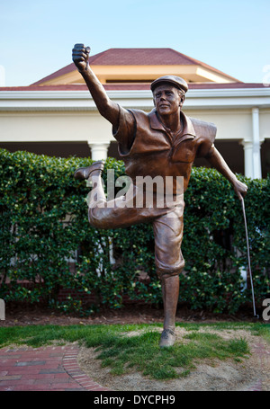 Diese Skulptur von Payne Stewart in Pinehurst Resort stellt Stewart in seiner preisgekrönten Pose auf dem 18. Loch bei den US Open 1999 Stockfoto