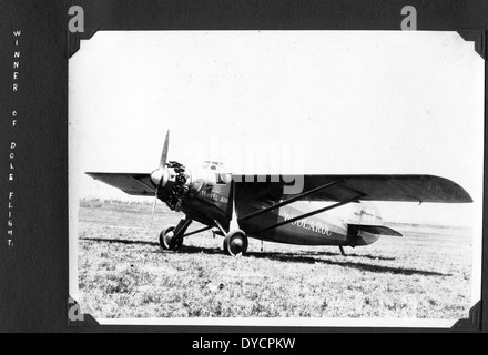 Die Travel Air 5000 (NX869) war das Flugzeug, das Arthur Goebel während des historischen Dole Air Race im Jahr 1927 pilotierte. Das Flugzeug gewann das Rennen und war damit ein bedeutender Erfolg in der frühen Luftfahrt. Angetrieben durch den Wright J-5 Whirlwind-Motor war es ein Modell der Travel Air Manufacturing Company. Das Rennen war ein entscheidender Moment in der Luftfahrtgeschichte, wobei Goebels Sieg das Erbe des Flugzeugs weiter festigte. Stockfoto