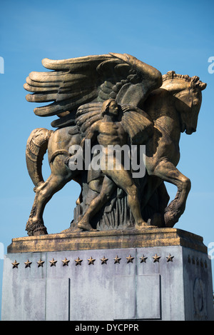 WASHINGTON DC, USA - Die Kunst von Krieg und Frieden ist eine Sammlung von vier bronzenen Statuen, die in Ost und West Potomac Park. Die Kunst des Krieges stand am östlichen Ende von Arlington Memorial Bridge mit Blick auf das Lincoln Memorial. Die Kunst des Friedens stand gerade an der Nordsee. Die neoklassizistische Kunst des Friedens wurden von amerikanischen Bildhauer James Earle Fraser geformt. Stockfoto