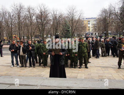 Lugansk, Ukraine. 14. April 2014. Die Menschen beten für den Frieden neben dem ukrainischen Regionalverwaltung Gebäude. Sie kam begleitet von fast zweihundert ihrer Anhänger---bewaffneten prorussische Kämpfer in der ukrainischen regionalen Geschäftsstelle des Sicherheitsdienstes in Lugansk verschanzt und weigerte sich, ihre Waffen und geschworen, alle Bemühungen durch den Staat, sie zu verdrängen abzuwehren. Bildnachweis: Igor Golovnov/Alamy Live-Nachrichten Stockfoto