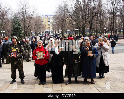 Lugansk, Ukraine. 14. April 2014. Die Menschen beten für den Frieden neben dem ukrainischen Regionalverwaltung Gebäude. Sie kam begleitet von fast zweihundert ihrer Anhänger---bewaffneten prorussische Kämpfer in der ukrainischen regionalen Geschäftsstelle des Sicherheitsdienstes in Lugansk verschanzt und weigerte sich, ihre Waffen und geschworen, alle Bemühungen durch den Staat, sie zu verdrängen abzuwehren. Bildnachweis: Igor Golovnov/Alamy Live-Nachrichten Stockfoto