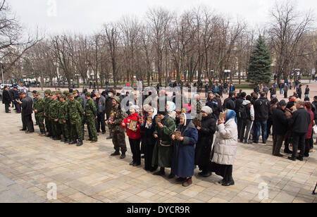 Lugansk, Ukraine. 14. April 2014. Die Menschen beten für den Frieden neben dem ukrainischen Regionalverwaltung Gebäude. Sie kam begleitet von fast zweihundert ihrer Anhänger---bewaffneten prorussische Kämpfer in der ukrainischen regionalen Geschäftsstelle des Sicherheitsdienstes in Lugansk verschanzt und weigerte sich, ihre Waffen und geschworen, alle Bemühungen durch den Staat, sie zu verdrängen abzuwehren. Bildnachweis: Igor Golovnov/Alamy Live-Nachrichten Stockfoto