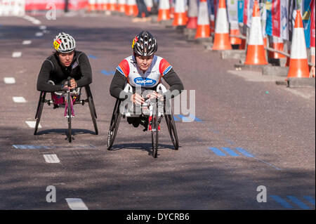 East Smithfield, London, UK, 13. April 2014, in der Nähe Meile 13, Virgin Geld London Marathon 2014. Fast auf halber Strecke für diese unglaubliche Athleten auf drei Rädern.  Bildnachweis: Stephen Chung/Alamy Live-Nachrichten Stockfoto