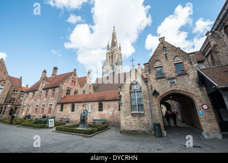 BRÜGGE, Belgien — das Äußere des Sint-Janshospitaal (Old St. John's Hospital) ist eines der ältesten noch erhaltenen Krankenhausgebäude Europas und stammt aus dem 11. Jahrhundert. Ursprünglich zur Betreuung von Pilgern und Reisenden eingerichtet, wurde der Komplex später um Kloster- und Klostereinrichtungen erweitert. Dieses mittelalterliche Gebäude dient heute als Museum, das sein architektonisches und medizinisches Erbe bewahrt. Stockfoto