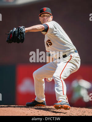 20. April 2013: San Francisco Giants Krug Tim Hudson (17) in Aktion während der MLB Baseball Game zwischen den Colorado Rockies und die San Francisco Giants im AT&T Park in San Francisco CA ab. Die Riesen besiegt die Rockies 5-4. Damon Tarver/Cal-Sport-Medien Stockfoto