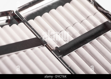 Farbdetails von Zigaretten-Etui mit weißen Zigaretten. Stockfoto