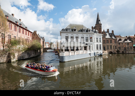 BRÜGGE, Belgien - die historische flämische Stadt Brügge, die manchmal als „Venedig des Nordens“ bezeichnet wird, verfügt über Kanäle, die durch die Altstadt führen. Bevor der Zugang zum Wasser verschlissen wurde, war Brügge ein wichtiger Handelshafen. Mittelalterliche Architektur und ruhige Kanäle prägen das Stadtbild von Brügge, oft als „Venedig des Nordens“ bezeichnet. Brügge gehört zum UNESCO-Weltkulturerbe und bietet Besuchern eine Reise in die Vergangenheit Europas mit seinen gut erhaltenen Gebäuden und kopfsteingepflasterten Straßen, die die reiche Geschichte der Stadt widerspiegeln. Stockfoto