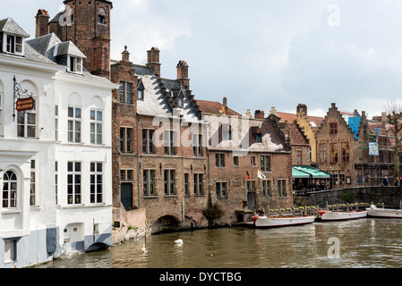 BRÜGGE, Belgien - die historische flämische Stadt Brügge, die manchmal als „Venedig des Nordens“ bezeichnet wird, verfügt über Kanäle, die durch die Altstadt führen. Bevor der Zugang zum Wasser verschlissen wurde, war Brügge ein wichtiger Handelshafen. Mittelalterliche Architektur und ruhige Kanäle prägen das Stadtbild von Brügge, oft als „Venedig des Nordens“ bezeichnet. Brügge gehört zum UNESCO-Weltkulturerbe und bietet Besuchern eine Reise in die Vergangenheit Europas mit seinen gut erhaltenen Gebäuden und kopfsteingepflasterten Straßen, die die reiche Geschichte der Stadt widerspiegeln. Stockfoto