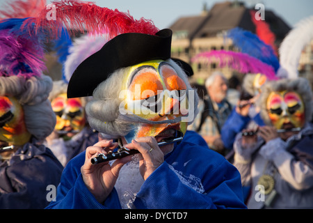 Eine so genannte Waggis, die Piccolo an der Basler Fasnacht in der Schweiz spielen. Stockfoto