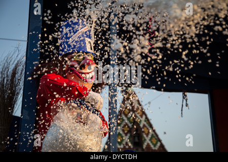 So genannte Waggis werfen Konfetti an der Basler Fasnacht in der Schweiz. Stockfoto