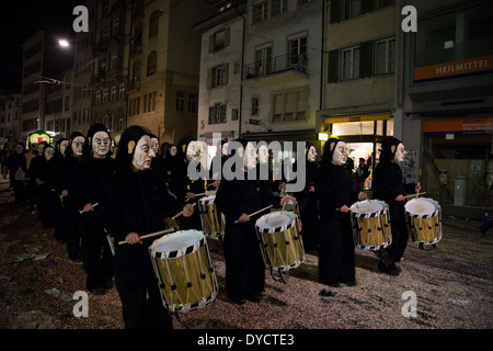 Gruppe der so genannten Waggis mit Trommeln durch die Straßen an der Basler Fasnacht in der Schweiz. Stockfoto