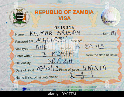 Sambia reisen - ein sambischer Visum Stempel in einen britischen Pass her Urlaubsreisen Stockfoto