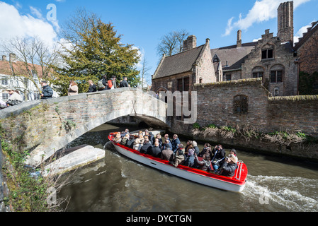 BRÜGGE, Belgien - die historische flämische Stadt Brügge, die manchmal als „Venedig des Nordens“ bezeichnet wird, verfügt über Kanäle, die durch die Altstadt führen. Bevor der Zugang zum Wasser verschlissen wurde, war Brügge ein wichtiger Handelshafen. Mittelalterliche Architektur und ruhige Kanäle prägen das Stadtbild von Brügge, oft als „Venedig des Nordens“ bezeichnet. Brügge gehört zum UNESCO-Weltkulturerbe und bietet Besuchern eine Reise in die Vergangenheit Europas mit seinen gut erhaltenen Gebäuden und kopfsteingepflasterten Straßen, die die reiche Geschichte der Stadt widerspiegeln. Stockfoto