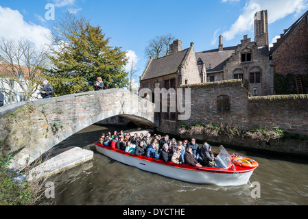 BRÜGGE, Belgien - die historische flämische Stadt Brügge, die manchmal als „Venedig des Nordens“ bezeichnet wird, verfügt über Kanäle, die durch die Altstadt führen. Bevor der Zugang zum Wasser verschlissen wurde, war Brügge ein wichtiger Handelshafen. Mittelalterliche Architektur und ruhige Kanäle prägen das Stadtbild von Brügge, oft als „Venedig des Nordens“ bezeichnet. Brügge gehört zum UNESCO-Weltkulturerbe und bietet Besuchern eine Reise in die Vergangenheit Europas mit seinen gut erhaltenen Gebäuden und kopfsteingepflasterten Straßen, die die reiche Geschichte der Stadt widerspiegeln. Stockfoto