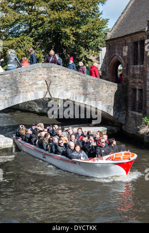 BRÜGGE, Belgien - die historische flämische Stadt Brügge, die manchmal als „Venedig des Nordens“ bezeichnet wird, verfügt über Kanäle, die durch die Altstadt führen. Bevor der Zugang zum Wasser verschlissen wurde, war Brügge ein wichtiger Handelshafen. Mittelalterliche Architektur und ruhige Kanäle prägen das Stadtbild von Brügge, oft als „Venedig des Nordens“ bezeichnet. Brügge gehört zum UNESCO-Weltkulturerbe und bietet Besuchern eine Reise in die Vergangenheit Europas mit seinen gut erhaltenen Gebäuden und kopfsteingepflasterten Straßen, die die reiche Geschichte der Stadt widerspiegeln. Stockfoto