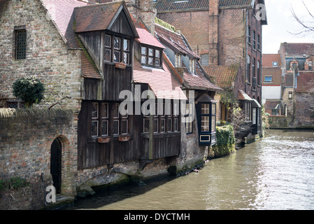 BRÜGGE, Belgien - die historische flämische Stadt Brügge, die manchmal als „Venedig des Nordens“ bezeichnet wird, verfügt über Kanäle, die durch die Altstadt führen. Bevor der Zugang zum Wasser verschlissen wurde, war Brügge ein wichtiger Handelshafen. Mittelalterliche Architektur und ruhige Kanäle prägen das Stadtbild von Brügge, oft als „Venedig des Nordens“ bezeichnet. Brügge gehört zum UNESCO-Weltkulturerbe und bietet Besuchern eine Reise in die Vergangenheit Europas mit seinen gut erhaltenen Gebäuden und kopfsteingepflasterten Straßen, die die reiche Geschichte der Stadt widerspiegeln. Stockfoto