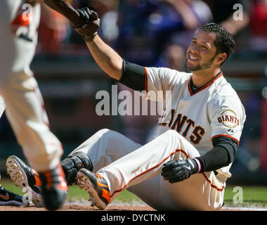 20. April 2013: San Francisco Giants Center Fielder Gregor Blanco (7) reagiert auf geworfen zu Hause Platte während der MLB Baseball-Spiel zwischen den Colorado Rockies und die San Francisco Giants im AT&T Park in San Francisco CA. Die Riesen besiegt die Rockies 5-4. Damon Tarver/Cal-Sport-Medien Stockfoto