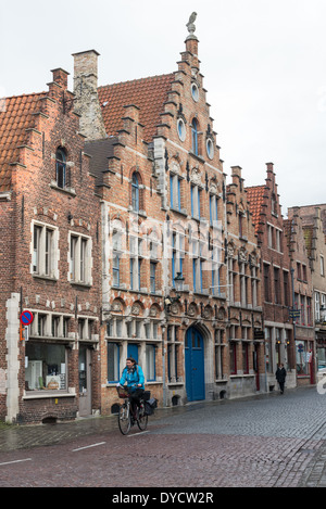 BRÜGGE, Belgien - die historische flämische Stadt Brügge, die manchmal als „Venedig des Nordens“ bezeichnet wird, verfügt über Kanäle, die durch die Altstadt führen. Bevor der Zugang zum Wasser verschlissen wurde, war Brügge ein wichtiger Handelshafen. Mittelalterliche Architektur und ruhige Kanäle prägen das Stadtbild von Brügge, oft als „Venedig des Nordens“ bezeichnet. Brügge gehört zum UNESCO-Weltkulturerbe und bietet Besuchern eine Reise in die Vergangenheit Europas mit seinen gut erhaltenen Gebäuden und kopfsteingepflasterten Straßen, die die reiche Geschichte der Stadt widerspiegeln. Stockfoto