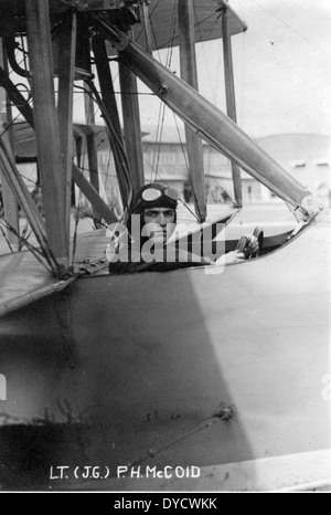 Dieses Bild von NAS Miami zeigt den Flugbetrieb der US Navy auf der Marineflugstation Mitte des 20. Jahrhunderts und unterstreicht die Rolle der Basis bei der Ausbildung und den operativen Missionen. Stockfoto