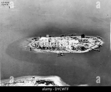 Dieses Bild zeigt die NAS Miami, eine wichtige Marineflugstation in Florida. NAS Miami unterstützte verschiedene Marineflugoperationen und spielte eine wichtige Rolle bei der Ausbildung und Verteidigung der US-Marine. Stockfoto