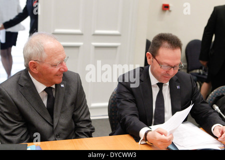 Bundesfinanzminister Wolfgang Schaeuble sprechen mit der griechische Finanzminister Ioannis Stournaras(R) am informellen Treffen der Minister für Wirtschaft und Finanzen in der Zappeion Hall in Athen. Europäischen Finanzminister der Eurozone treffen und Pressekonferenzen heute in Athen zu halten Stockfoto