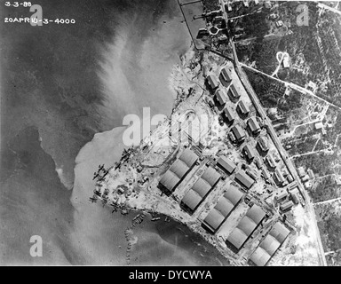 Dieses Bild zeigt NAS Miami (Naval Air Station Miami), eine wichtige Basis für die US Navy im 20. Jahrhundert. Die Basis unterstützte eine breite Palette von militärischen Operationen und Luftverkehrsmissionen, einschließlich Ausbildung und logistische Unterstützung während des Zweiten Weltkriegs und darüber hinaus. Stockfoto
