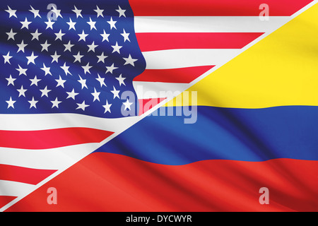 Flaggen der USA und Kolumbien im Wind wehen. Teil einer Serie. Stockfoto