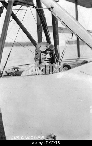 Die NAS Miami (Naval Air Station Miami) diente als zentrale Basis für die Luftfahrt der US Navy. Dieses Foto von AL51-102 zeigt die Basis während ihrer aktiven Jahre und spiegelt ihre Rolle bei der Unterstützung von Marineflugzeugen und Verteidigungsoperationen wider. Stockfoto