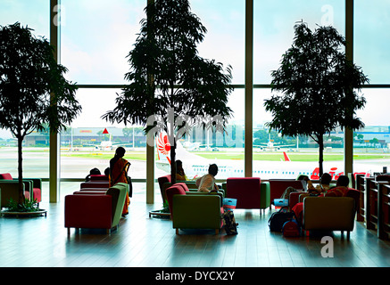 Menschen in einer Lounge am Changi International Airport. Stockfoto