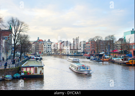 Touristenboot Kreuzfahrten auf Kanal in Amsterdam. Fast 20 Prozent aller Kanal Kreuzfahrt Boote sind jetzt elektrisch angetrieben. Stockfoto