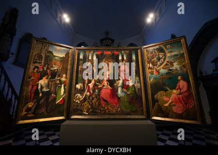 Brügge, Belgien - Altar des Evangelisten Johannes und Johannes der Täufer. Hans Memling (C. 1430 - 1494) wurde beauftragt, dieses Triptychon von der klösterlichen Gemeinschaft des Hl. Johannes Krankenhaus zu malen. Auf der Außenseite der Flügel befinden sich die Porträts der Spender - zwei Mönche und zwei Nonnen, die wichtige Ämter in der Stiftung statt und wer bezahlt für diese Arbeit. In der Mitte des Panel dargestellt ist ein 'SACRA conversazione", eine Versammlung von Heiligen und Engel um die Jungfrau mit dem Kind. Sowohl St. Barbara, die gerade vor ihrem Turm sitzt, und St. Katharina, von ihrem Rad identifiziert, sind eng associat Stockfoto