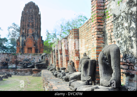 Eine Reihe von Buddha-Statuen ohne Kopf in Ayutthaya Geschichtspark Ayutthaya, Thailand Stockfoto