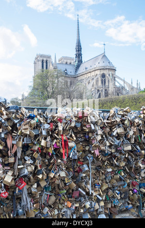 Liebesschlösser auf der Brücke Pont des Arts in Paris, über dem Fluss Seine, Paris, Frankreich. Stockfoto