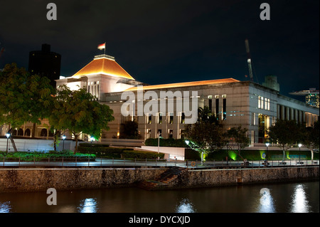 Nachtansicht des Parlamentsgebäudes in Singapur Stockfoto