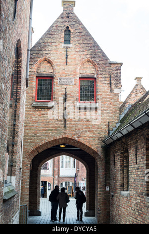 BRÜGGE, Belgien — das Äußere des Sint-Janshospitaal (Old St. John's Hospital) ist eines der ältesten noch erhaltenen Krankenhausgebäude Europas und stammt aus dem 11. Jahrhundert. Ursprünglich zur Betreuung von Pilgern und Reisenden eingerichtet, wurde der Komplex später um Kloster- und Klostereinrichtungen erweitert. Dieses mittelalterliche Gebäude dient heute als Museum, das sein architektonisches und medizinisches Erbe bewahrt. Stockfoto