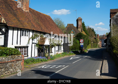 Fachwerk Häuser neben der Straße im Dorf Shere auf den North Downs in Surrey Stockfoto