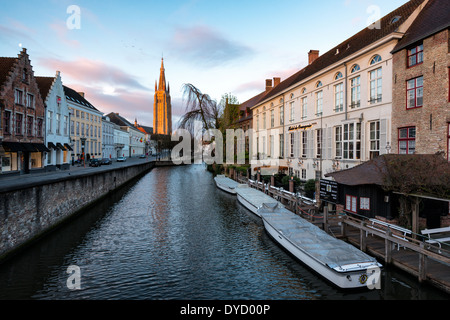 BRÜGGE, Belgien - die historische flämische Stadt Brügge, die manchmal als „Venedig des Nordens“ bezeichnet wird, verfügt über Kanäle, die durch die Altstadt führen. Bevor der Zugang zum Wasser verschlissen wurde, war Brügge ein wichtiger Handelshafen. Mittelalterliche Architektur und ruhige Kanäle prägen das Stadtbild von Brügge, oft als „Venedig des Nordens“ bezeichnet. Brügge gehört zum UNESCO-Weltkulturerbe und bietet Besuchern eine Reise in die Vergangenheit Europas mit seinen gut erhaltenen Gebäuden und kopfsteingepflasterten Straßen, die die reiche Geschichte der Stadt widerspiegeln. Stockfoto