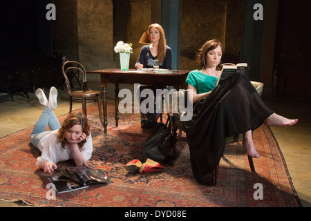 "Drei Schwestern" von Anton Chekhov öffnet am Southwark Playhouse, London Stockfoto