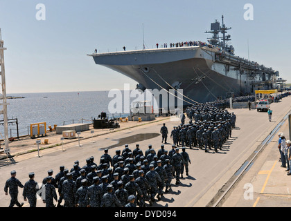 Mehr als 900 Matrosen und Marinesoldaten zugewiesen, die amphibischen Angriff Schiff USS America März zum Schiff Obhut zu nehmen als die Navy offiziell, Lieferung von Huntington Ingalls Industries angenommen 10. April 2014 in Pascagoula, Mississippi, die USS Amerika ist das erste Schiff dieser Klasse, Tarawa-Klasse amphibischer Angriff Schiffe zu ersetzen und wird voraussichtlich Ende 2014 in San Francisco in Betrieb genommen werden. Stockfoto