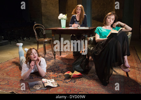 "Drei Schwestern" von Anton Chekhov öffnet am Southwark Playhouse, London Stockfoto