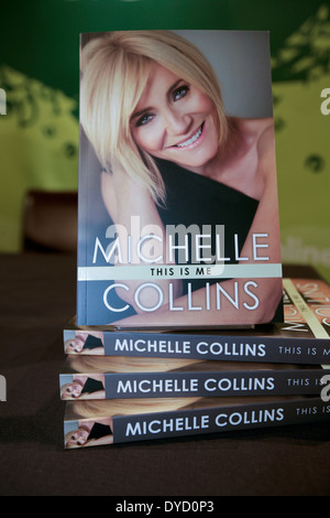 Belfast,UK.12th April 2014. Schauspielerin Michelle Collins in ihrem Buch signieren; "This is Me" Stockfoto