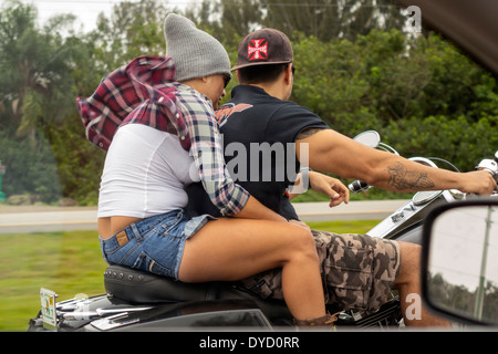 Miami Florida, Tamiami Trail, Highway Route 41, Hispanic Latin Latino ethnische Einwanderer Minderheit, Erwachsene Erwachsene Männer Männer männlich, Frau Frauen weiblich l Stockfoto