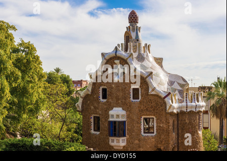 Eintritt in den Park Güell in Barcelona, an den sonnigen Tag. Erkennbare Eingang zum Publice Park, eines der meistbesuchten si Stockfoto