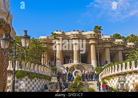 Barcelona, Spanien - 23 November: Eintritt in den Park Güell in Barcelona, an den sonnigen Tag. Erkennbare Eingang in die publice Stockfoto