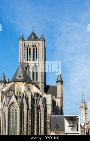 St. Nikolaus Kirche, Glocke und Post Tower in Gent, Belgien. Stockfoto