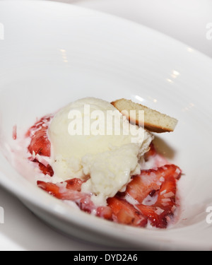 Dessert mit Eis und Erdbeeren Stockfoto