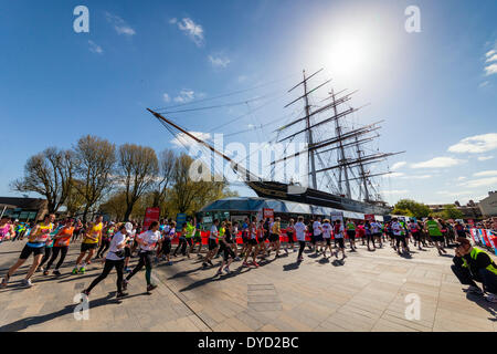 London UK. 13. April 2014 London Virgin Geld Marathonläufer Kreisen die Cutty Sark-Klipper Schiff in Greenwich während Rennen Credit: John Henshall/Alamy Live News JMH6150 Stockfoto