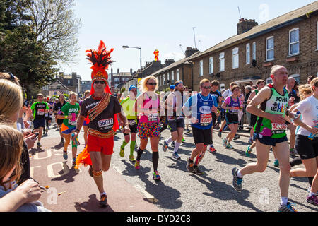 London UK. 13. April 2014 London Virgin Geld Marathonläufer 56071 David Stewart läuft in einem orange-braunen Kostüm mit gold Verzierungen Credit: John Henshall/Alamy Live News JMH6152 Stockfoto